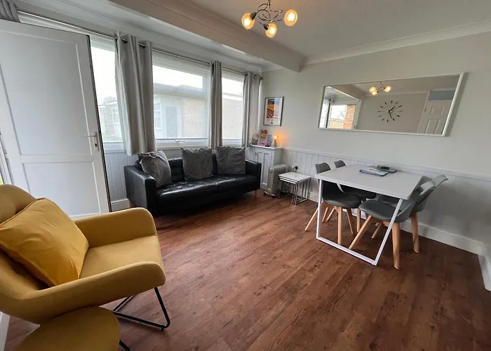 Beachcomber, Sunbeach, Scratby - Two Bed Chalet, Sleeps 4, Free Wi-Fi, Free Club Passes, Free Swimming And Pet Friendly