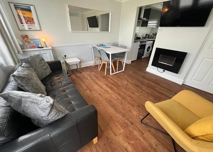 Beachcomber, Sunbeach, Scratby - Two Bed Chalet, Sleeps 4, Free Wi-Fi, Free Club Passes, Free Swimming And Pet Friendly